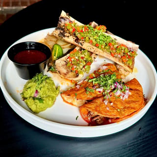 Birria y bone marrow